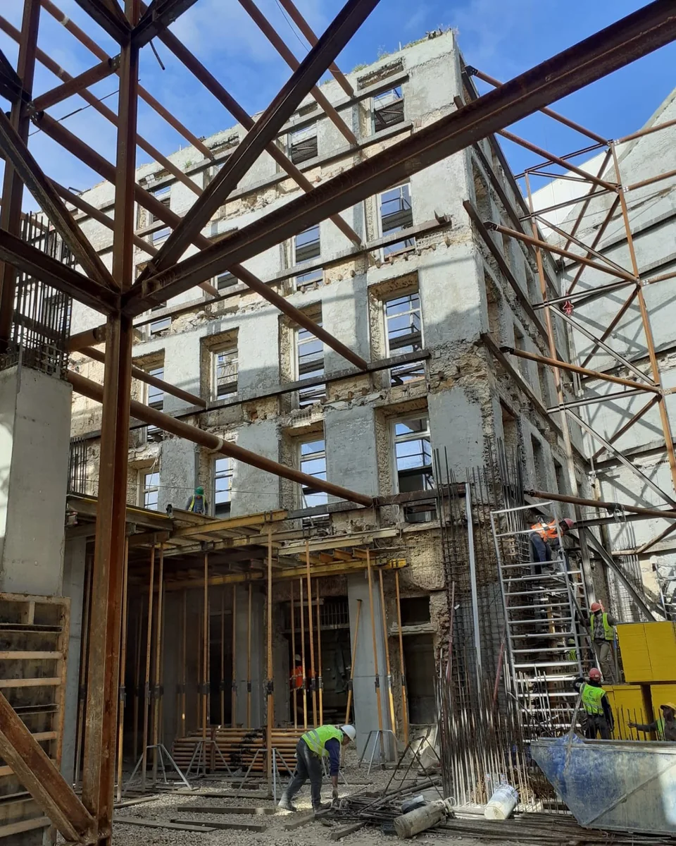 Estructura metálica en montaje en obra